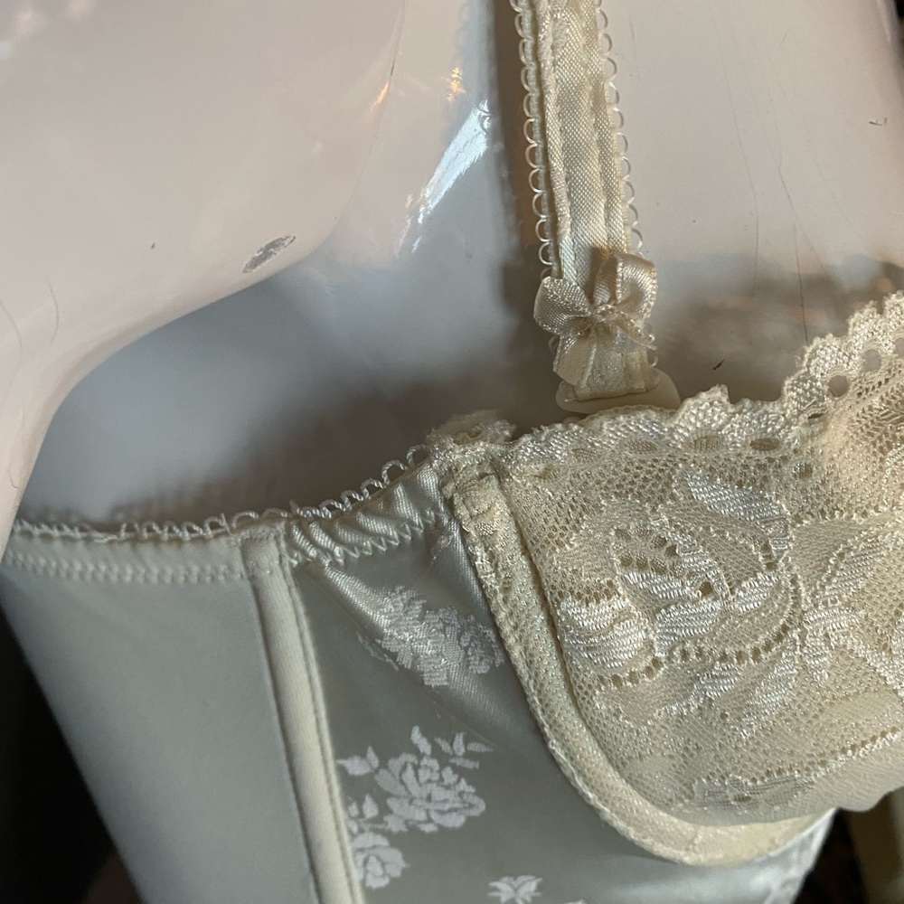 Sold. 36B corset ivory - Picture 6 of 12